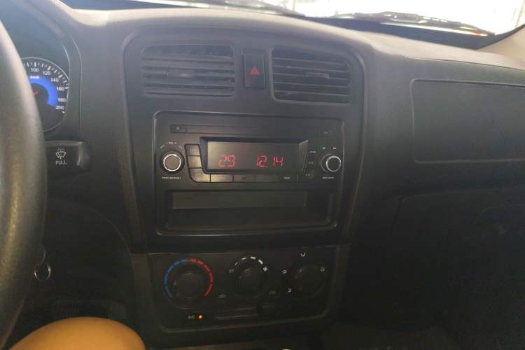 Used Dongfeng Fengon 330 2019 1.5L Manual Utility Grade I China VI Audio And AC Panel