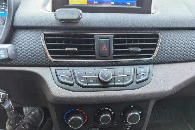 Used Dongfeng Fengon 330 2019 1.5L 330S Manual Comfort Version China VI Standard Audio And AC Panel