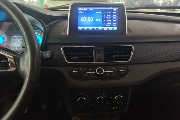 Used Dongfeng Fengon 330 2019 1.5L 330S Manual Comfort Version China VI Standard Audio And AC Panel