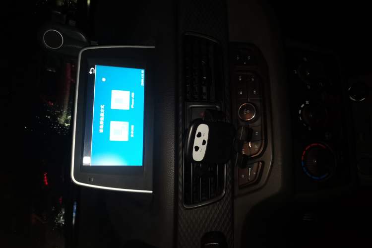 Used Dongfeng Fengon 330 2019 1.5L 330S Manual Luxury Van China VI Standard Audio And AC Panel