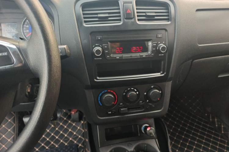 Used Dongfeng Fengon 330 2019 1.5L Manual Practical II China VI Audio And AC Panel