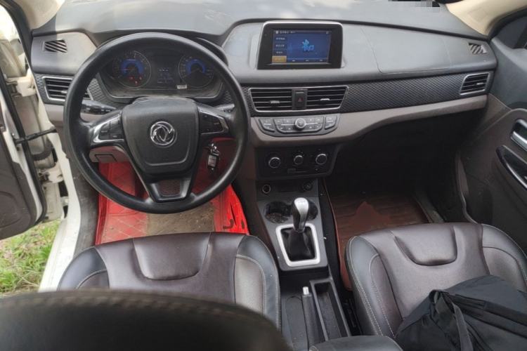 Used Dongfeng Fengon 330 2019 1.5L 330S Manual Comfort Version China VI Standard Center Console