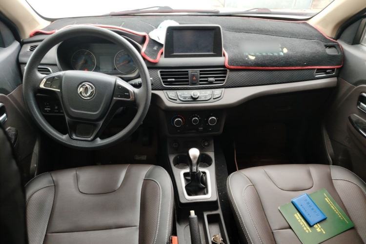 Used Dongfeng Fengon 330 2019 1.5L 330S Manual Comfort Version China VI Standard Center Console