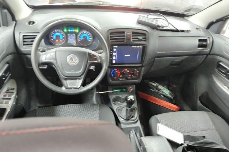 Used Dongfeng Fengon 330 2019 1.5L Manual Utility Grade I China VI Center Console