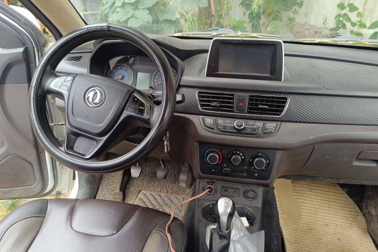 Used Dongfeng Fengon 330 2019 1.5L 330S Manual Comfort Version China VI Standard Center Console