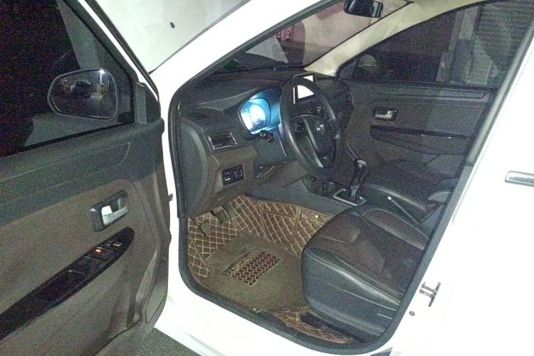 Used Dongfeng Fengon 330 2019 1.5L 330S Manual Comfort Version China VI Standard Driver Seat