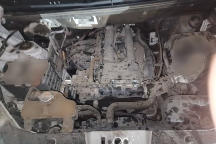 Used Dongfeng Fengon 330 2019 1.5L 330S Manual Luxury Van China VI Standard Engine Bay