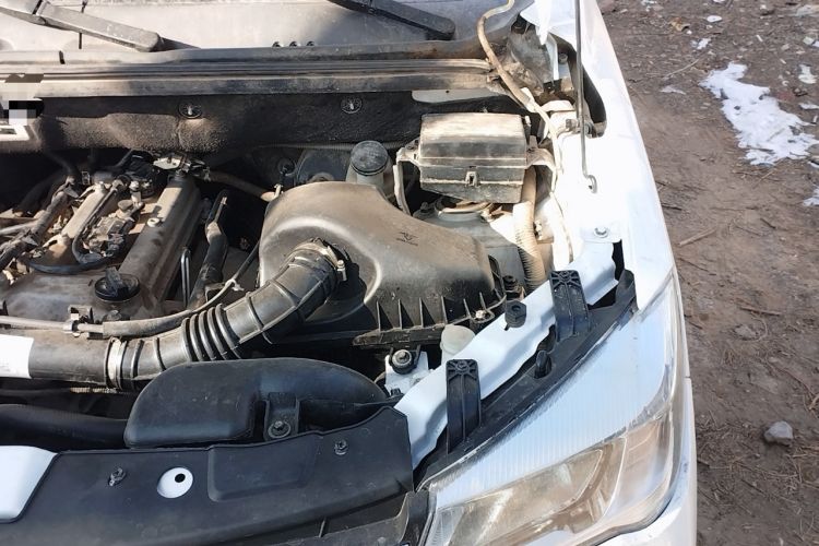 Used Dongfeng Fengon 330 2019 1.5L 330S Manual Luxury Van China VI Standard Engine Bay Left
