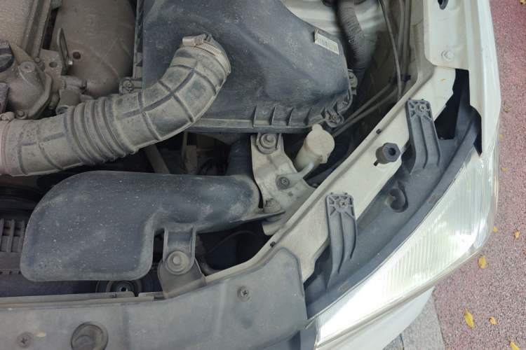 Used Dongfeng Fengon 330 2019 1.5L 330S Manual Comfort Version China VI Standard Engine Bay Left