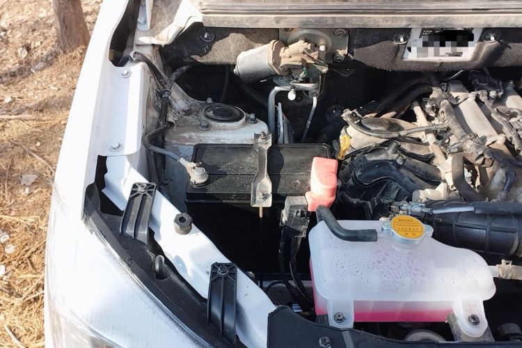 Used Dongfeng Fengon 330 2019 1.5L 330S Manual Luxury Van China VI Standard Engine Bay Right