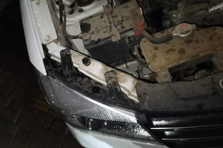 Used Dongfeng Fengon 330 2019 1.5L 330S Manual Luxury Van China VI Standard Engine Bay Right