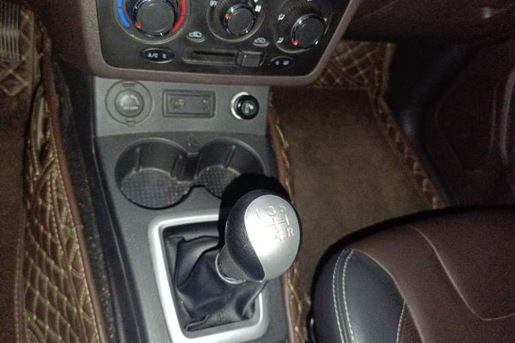 Used Dongfeng Fengon 330 2019 1.5L 330S Manual Comfort Version China VI Standard Gear Lever