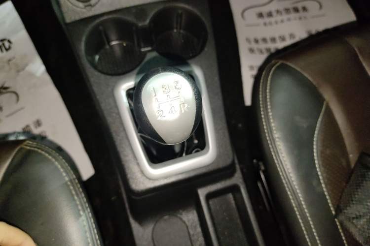 Used Dongfeng Fengon 330 2019 1.5L 330S Manual Comfort Version China VI Standard Gear Lever