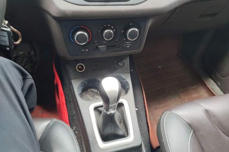 Used Dongfeng Fengon 330 2019 1.5L 330S Manual Comfort Version China VI Standard Gear Lever