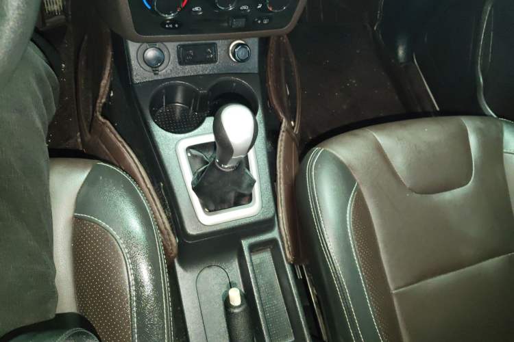 Used Dongfeng Fengon 330 2019 1.5L 330S Manual Comfort Version China VI Standard Gear Lever