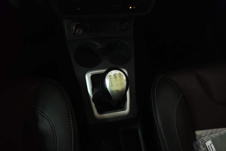 Used Dongfeng Fengon 330 2019 1.5L 330S Manual Comfort Version China VI Standard Gear Lever