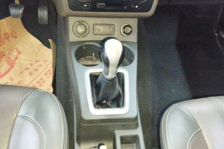 Used Dongfeng Fengon 330 2019 1.5L 330S Manual Comfort Version China VI Standard Gear Lever