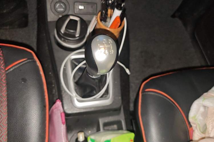 Used Dongfeng Fengon 330 2019 1.5L 330S Manual Comfort Version China VI Standard Gear Lever