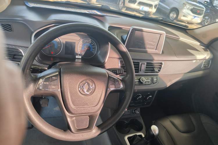 Used Dongfeng Fengon 330 2019 1.5L 330S Manual Comfort Version China VI Standard Interior 1