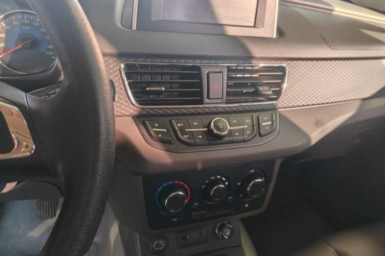 Used Dongfeng Fengon 330 2019 1.5L 330S Manual Comfort Version China VI Standard Interior 2