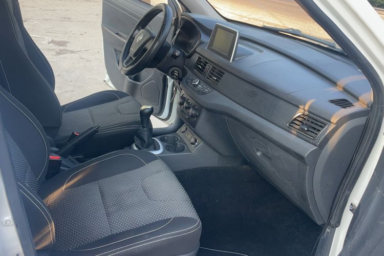 Used Dongfeng Fengon 330 2019 1.5L 330S Manual Luxury Van China VI Standard Interior 2