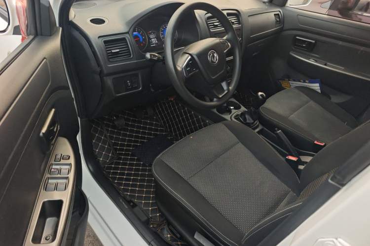 Used Dongfeng Fengon 330 2019 1.5L Manual Practical II China VI Interior 3