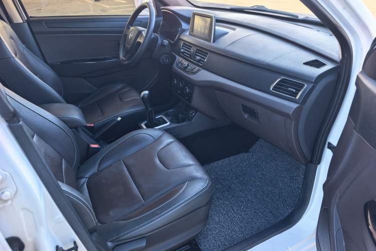 Used Dongfeng Fengon 330 2019 1.5L 330S Manual Comfort Version China VI Standard Interior 7