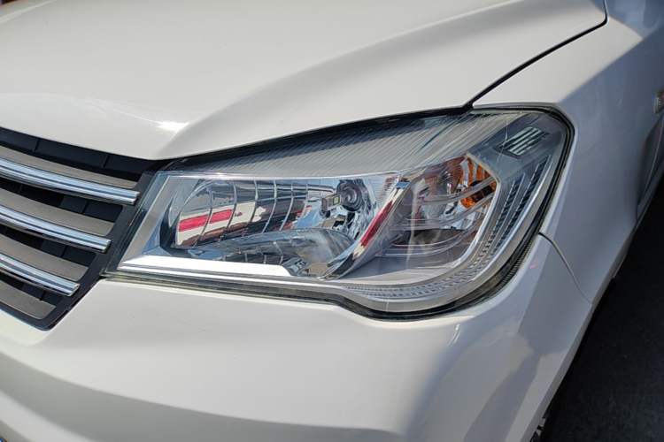 Used Dongfeng Fengon 330 2019 1.5L Manual Practical II China VI Left Front Headlight