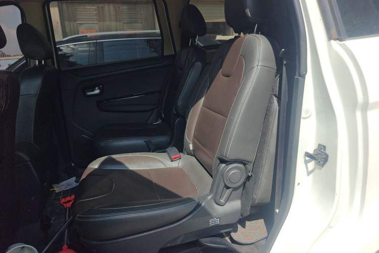 Used Dongfeng Fengon 330 2019 1.5L 330S Manual Comfort Version China VI Standard Left Rear Seat