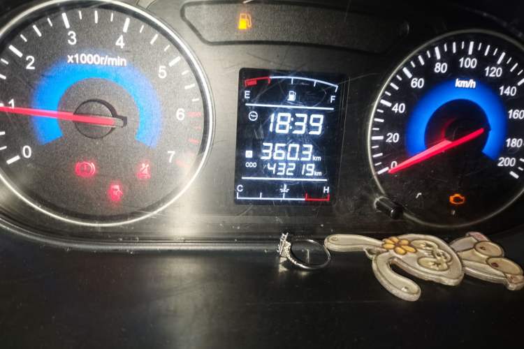 Used Dongfeng Fengon 330 2019 1.5L 330S Manual Luxury Van China VI Standard Odometer Close Up