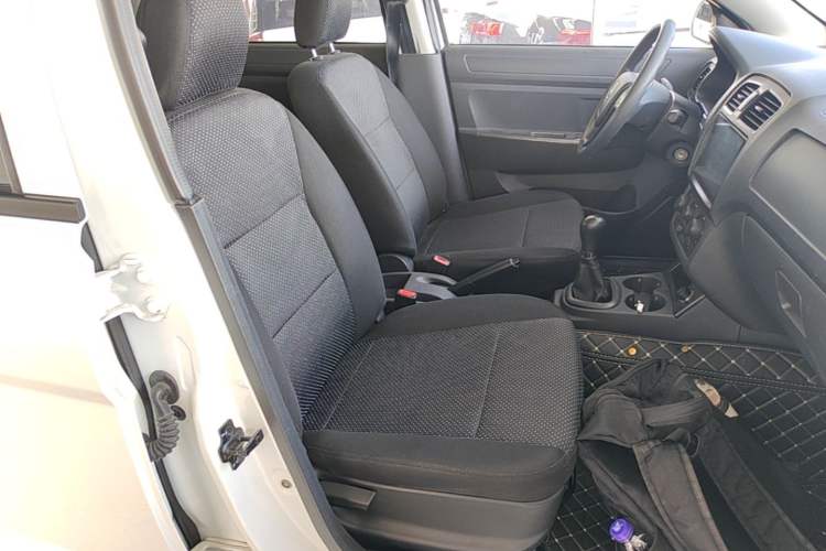 Used Dongfeng Fengon 330 2019 1.5L Manual Practical II China VI Right Front Seat