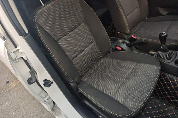Used Dongfeng Fengon 330 2019 1.5L Manual Practical II China VI Right Front Seat