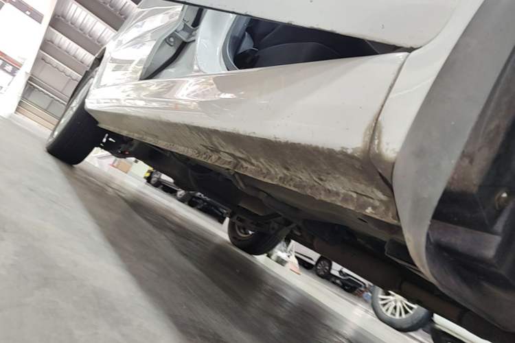 Used Dongfeng Fengon 330 2019 1.5L Manual Utility Grade I China VI Right Side Sill
