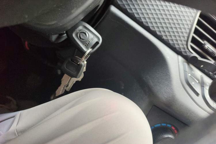 Used Dongfeng Fengon 330 2019 1.5L 330S Manual Luxury Van China VI Standard Vehicle Key