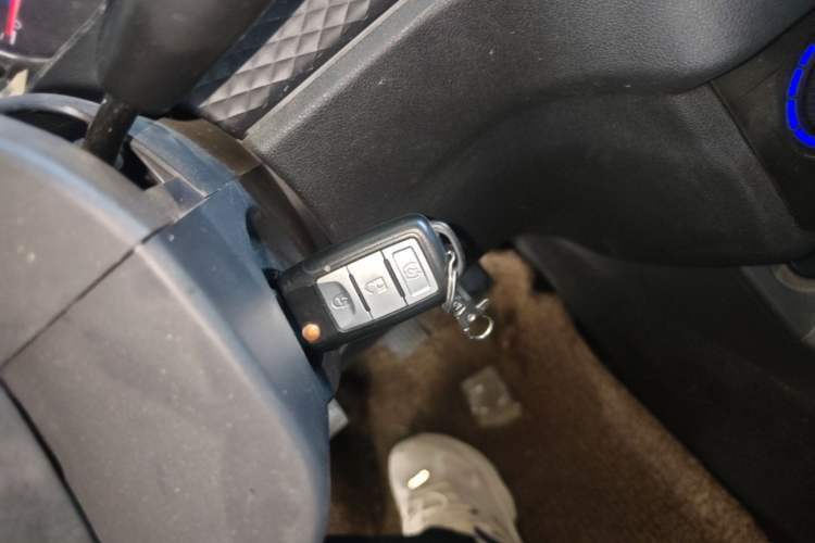 Used Dongfeng Fengon 330 2019 1.5L 330S Manual Luxury Van China VI Standard Vehicle Key