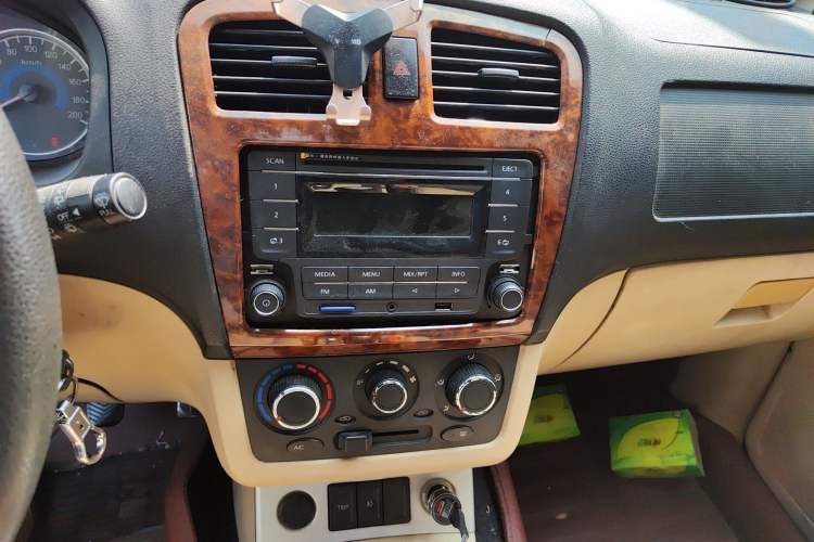 Used Dongfeng Fengon 350 2014 1.5L Manual Base Version Audio And AC Panel