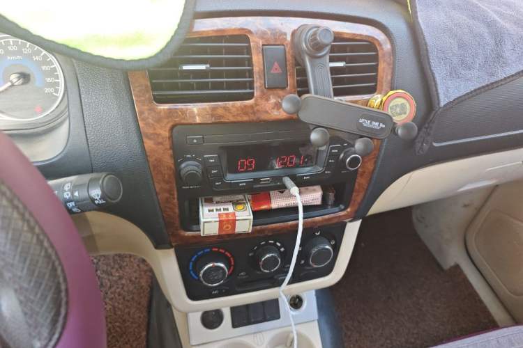 Used Dongfeng Fengon 350 2014 1.5L Manual Base Version Audio And AC Panel