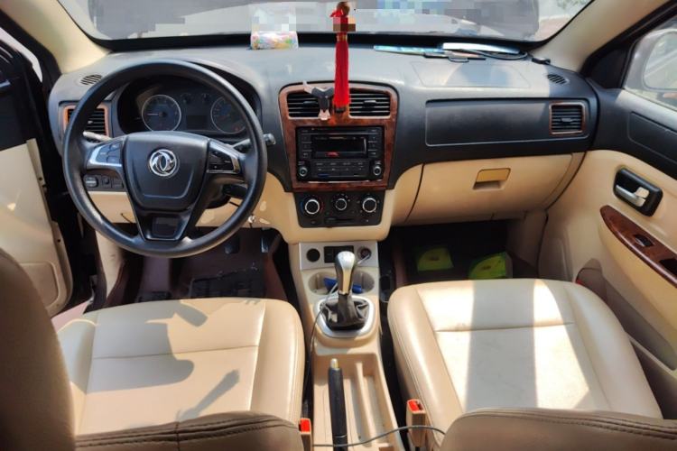 Used Dongfeng Fengon 350 2014 1.5L Manual Base Version Center Console