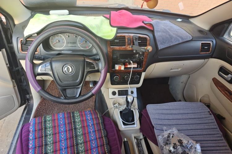 Used Dongfeng Fengon 350 2014 1.5L Manual Base Version Center Console