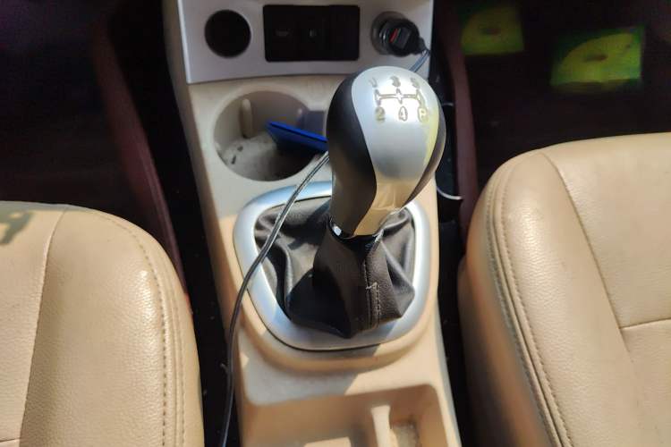 Used Dongfeng Fengon 350 2014 1.5L Manual Base Version Gear Lever