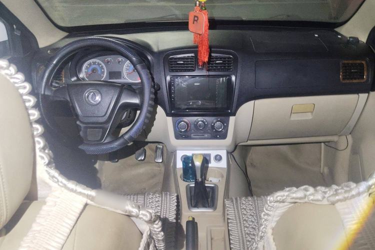 Used Dongfeng Fengon 350 2014 1.5L Manual Base Version Center Console