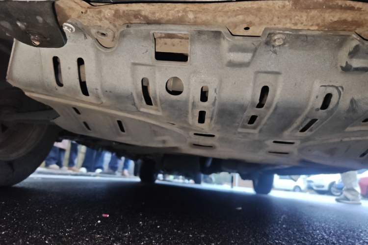 Used Dongfeng Fengon 350 2014 1.5L Manual Base Version Chassis Front
