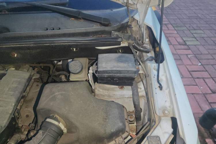Used Dongfeng Fengon 350 2014 1.5L Manual Base Version Engine Bay Left