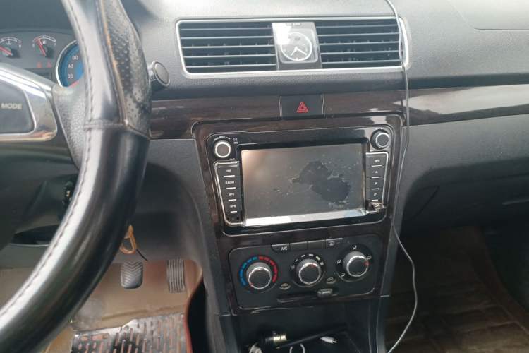 Used Dongfeng Fengon 360 2015 1.5L Manual Luxury 7-Seater China V Emission Standard Audio And AC Panel