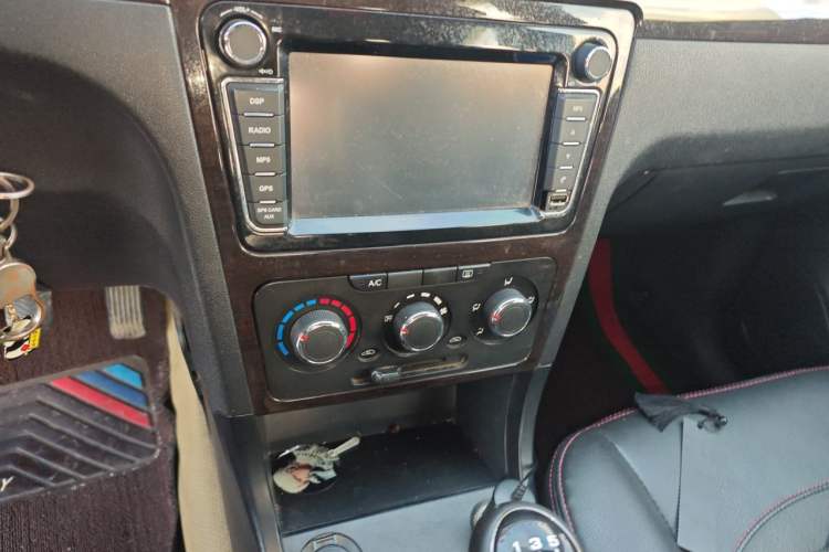 Used Dongfeng Fengon 360 2015 1.5L Manual Luxury 7-Seater China V Emission Standard Audio And AC Panel
