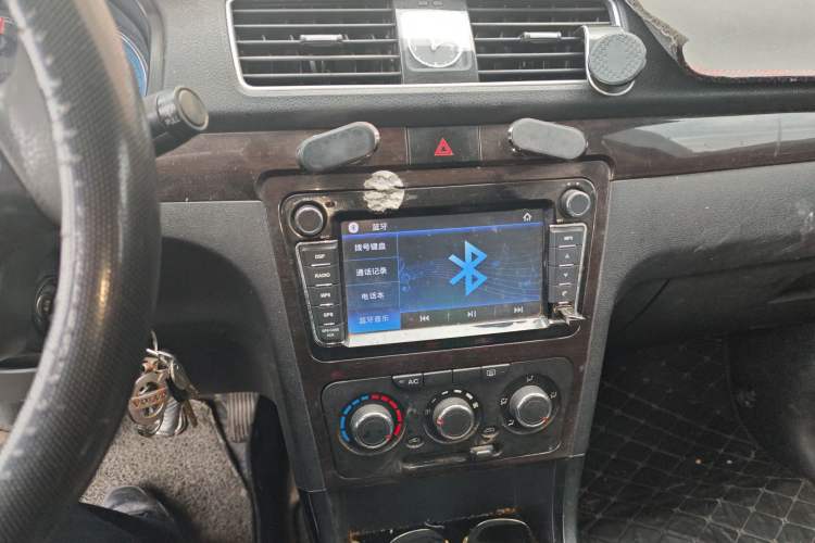 Used Dongfeng Fengon 360 2015 1.5L Manual Luxury 7-Seater China IV Standard Audio And AC Panel
