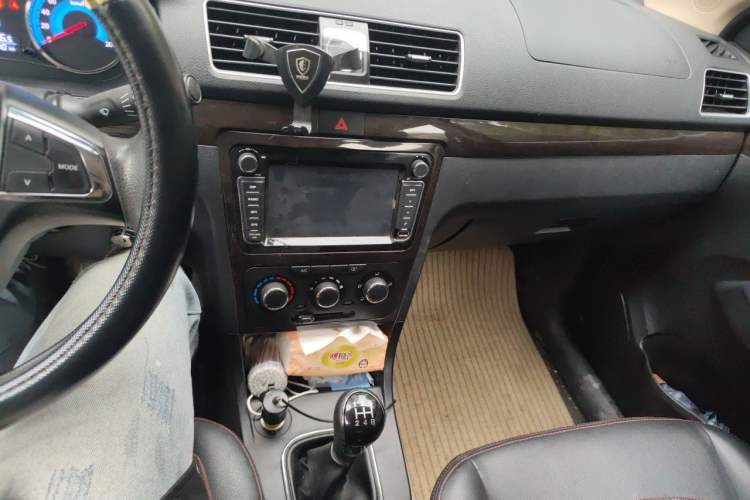 Used Dongfeng Fengon 360 2015 1.5L Manual Luxury 7-Seater China IV Standard Audio And AC Panel