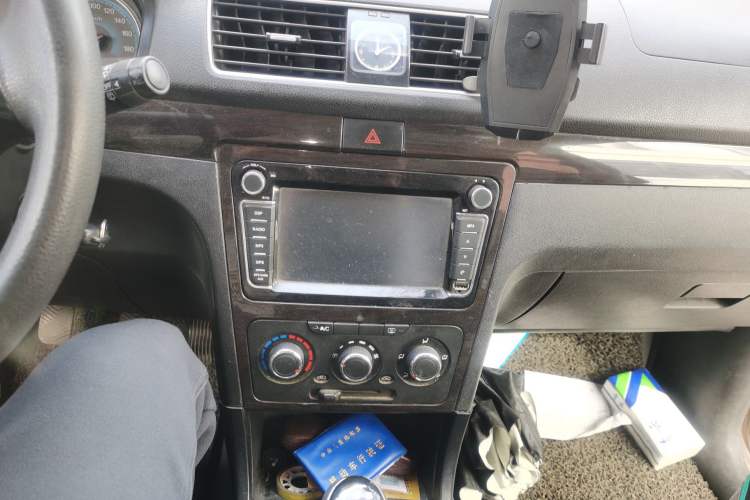Used Dongfeng Fengon 360 2015 1.5L Manual Comfort 7-Seater China IV Standard Audio And AC Panel