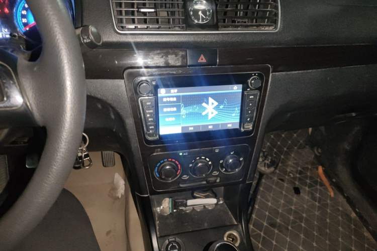 Used Dongfeng Fengon 360 2015 1.5L Manual Luxury 7-Seater China V Emission Standard Audio And AC Panel