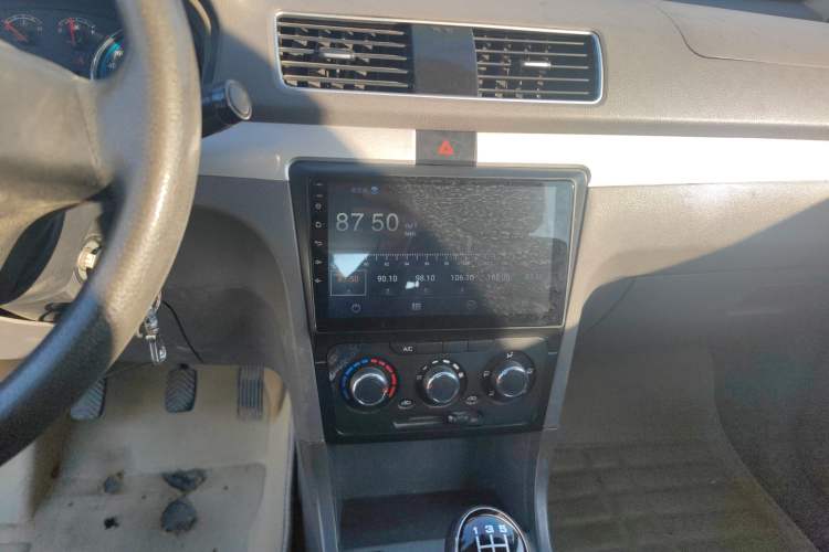 Used Dongfeng Fengon 360 2015 1.5L Manual Comfort 7-Seater China IV Standard Audio And AC Panel